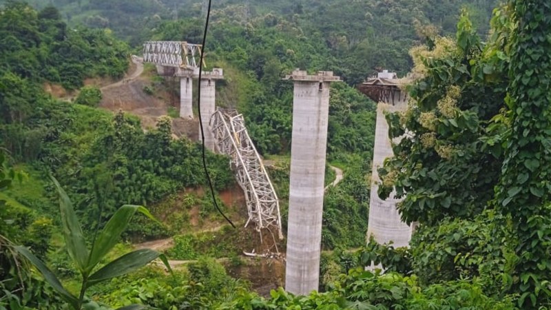 Срути се мост в Индия, има много жертви СНИМКИ