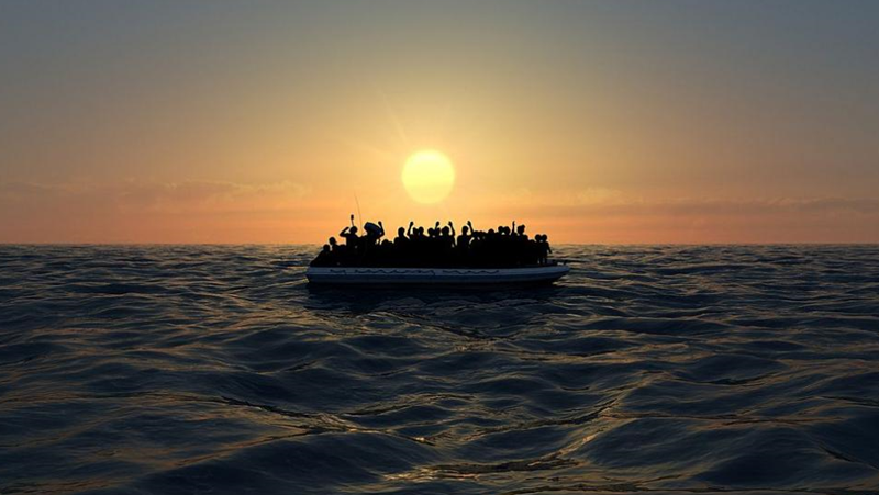 Заловиха мигранти в наполовина потънала лодка край о-в Родос
