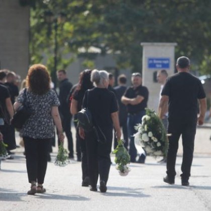 Десетки граждани се стичат за да си вземат последно сбогом