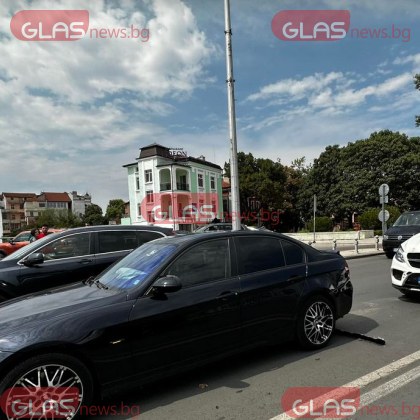 Катастрофа между две коли затруднява трафика в центъра на Пловдив