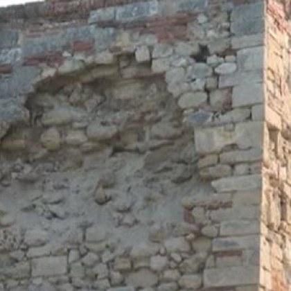 Срути се част от стена на крепостта Баба Вида която