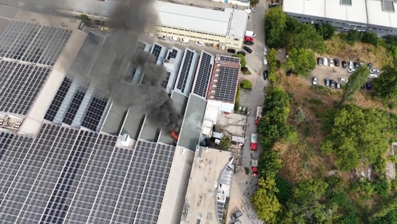 Огнен ад в производствена сграда в Пловдив, евакуираха работниците СНИМКИ