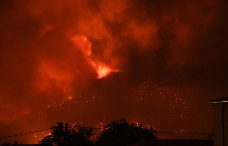 Пожарната обстановка в Гърция продължава да бъде усложнена, като се