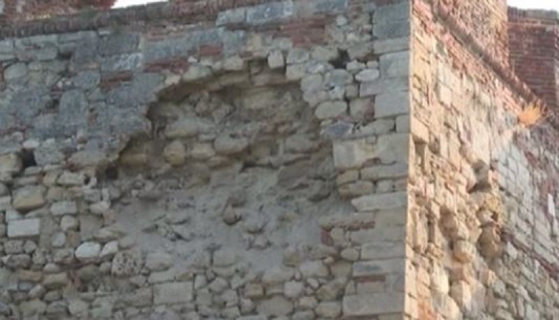 Рухна част от стена на крепостта 