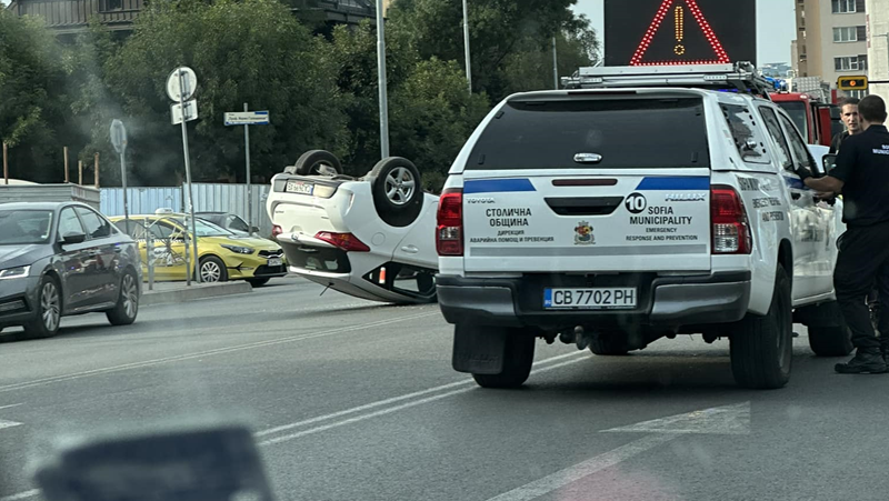 Тежка катастрофа в София, кола се обърна по таван* СНИМКИ