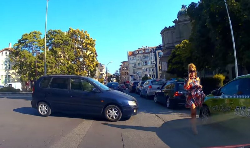 Кола без шофьор едва не прегази пешеходка ВИДЕО