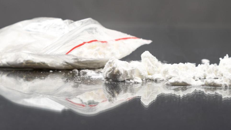 Мъж изхвърли 34 пакета с дрога, докато бяга от полицията