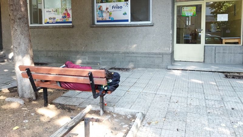Мъж спи на пейка в Стара Загора, някой може ли да помогне? СНИМКА