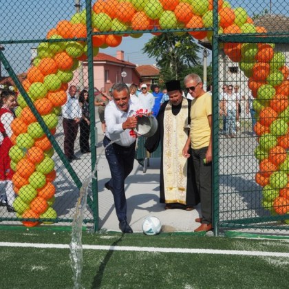 На Илинден децата на с. Костиево получиха нова спортна площадка