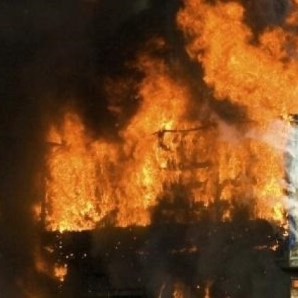 Пет влекача с прикачени полуремаркета са изгорели снощи в кариера
