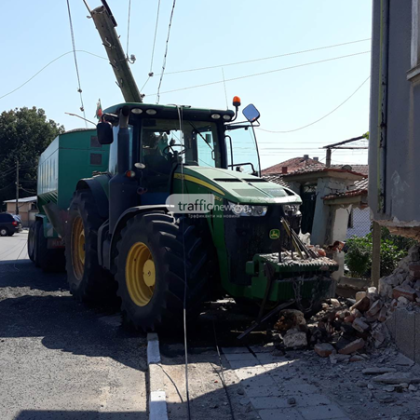 Трактор се вряза в къща в пловдивското село Чоба Инцидентът