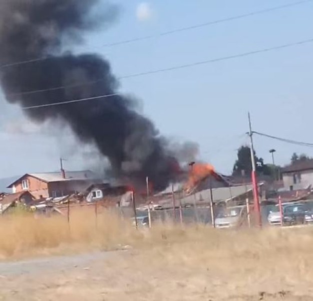 Пожар пламна в столичен квартал