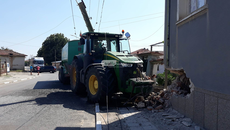 Трактор се заби в къща в пловдивско село, по чудо няма ранени СНИМКИ