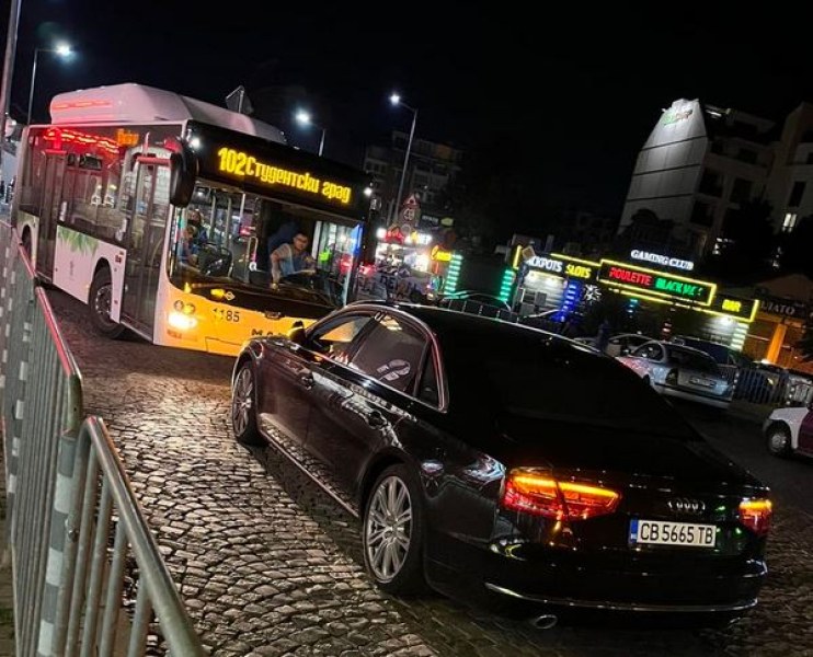 Нощен абсурд: Лъскава лимузина се изправи срещу автобус СНИМКА