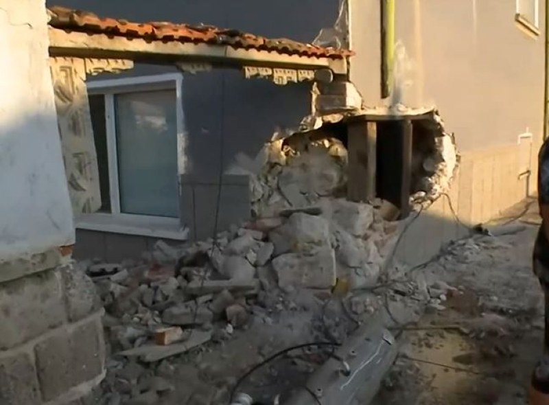 Трактор се вряза в къща в село Чоба и отнесе стена.