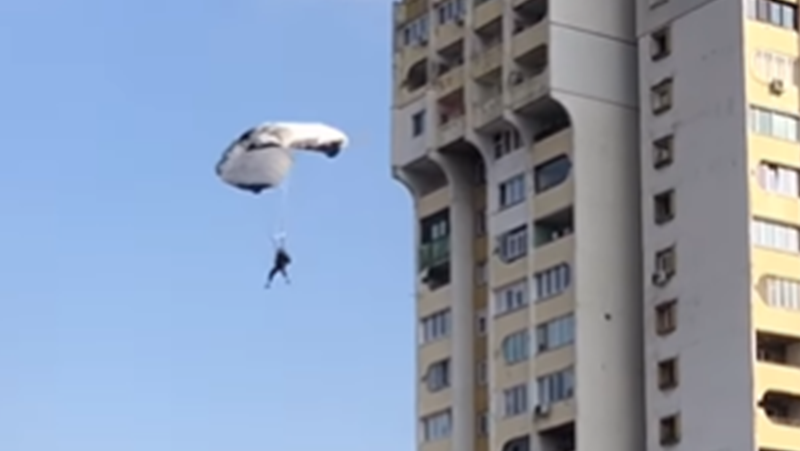 Екстремен скок с парашут от покрива на блок в столицата.