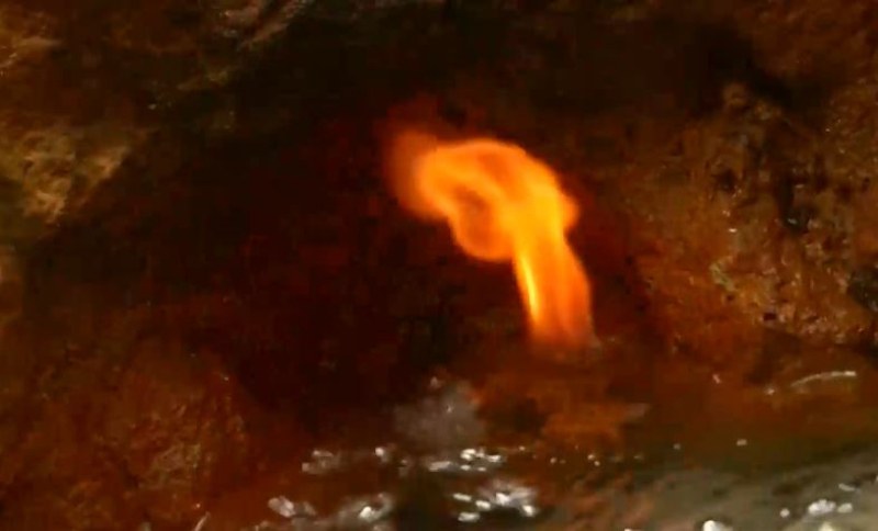 Горящ извор привлича туристи от цяла България ВИДЕО