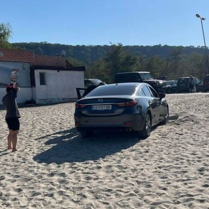  Кола се озова в пясъците на роден плаж За ситуацията