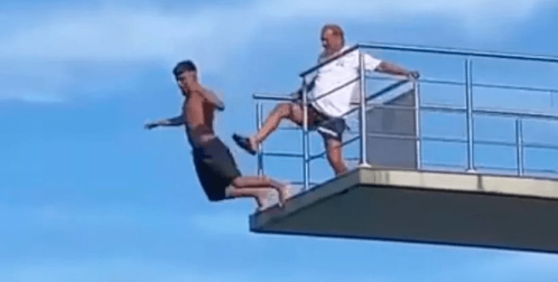 В Австрия мъж се качи на върха на 10-метрова дъска