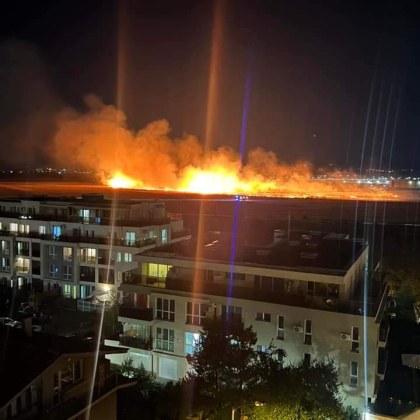 Огнени пламъци се извисяват над столичния квартал Обеля 2 разбра