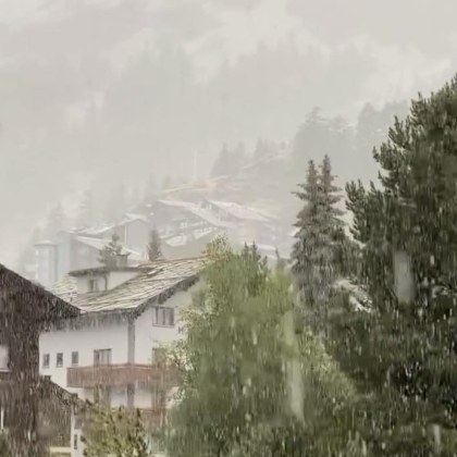 Сняг натрупа в курорта Цермат който се намира в кантона Вале