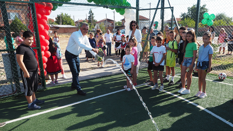 Ново спортно игрище с изкуствена трева радва децата на Бенковски