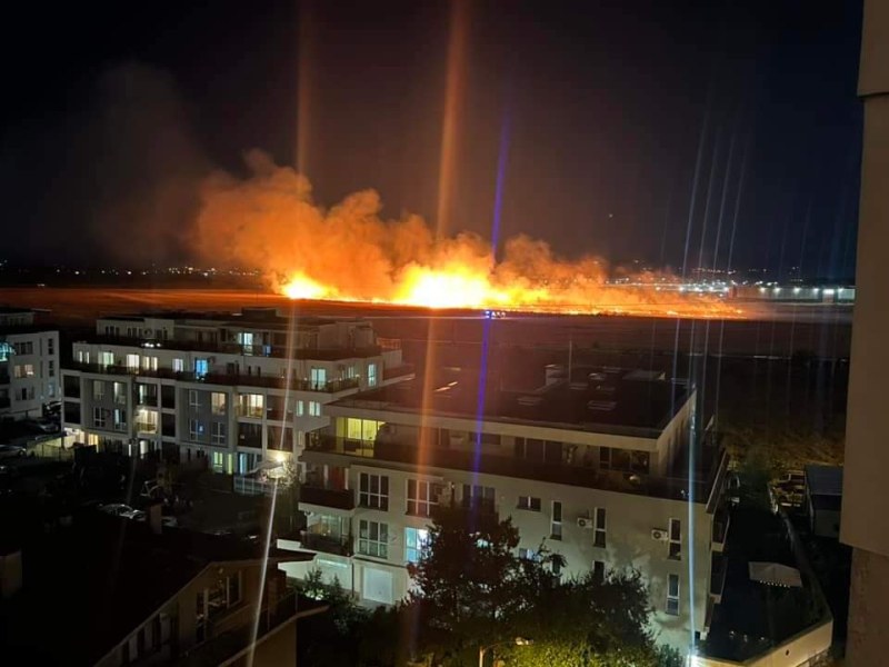 Огнени пламъци в софийски квартал! Гори Обеля 2 СНИМКИ
