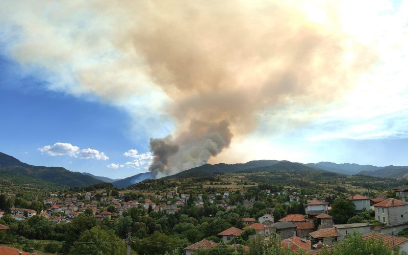 Военен хеликоптер гаси пожара в Родопите, набират доброволци
