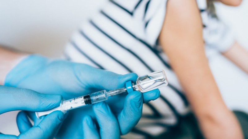Доставиха дози от липсващата ваксина за деца