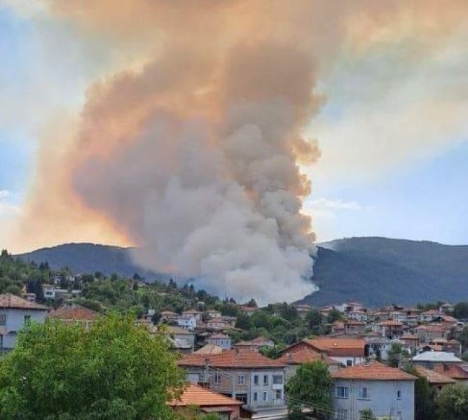 Продължава гасенето на пожара в Родопите