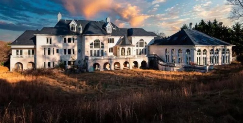 Изумително ВИДЕО! Блогър показа изоставено имение с луксозни вещи вътре