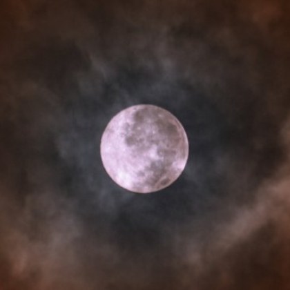 Синята луна е рядко астрологично явление което носи много особености