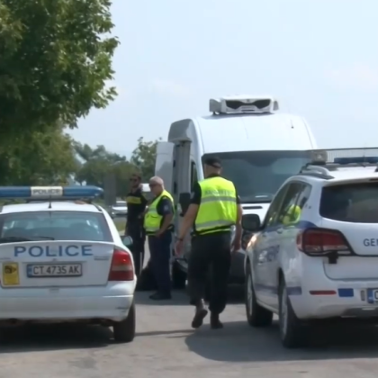 Бус превозващ над 20 мигранти е заловен на Подбалканския път Той