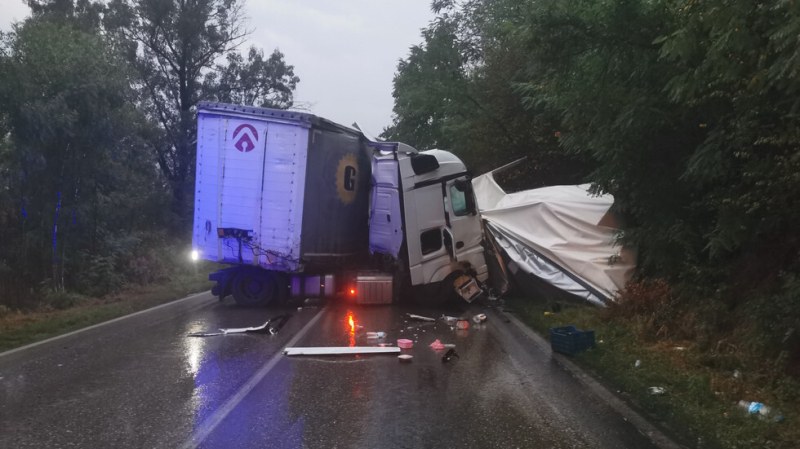 Тежка катастрофа между два тира, единият водач загина СНИМКИ