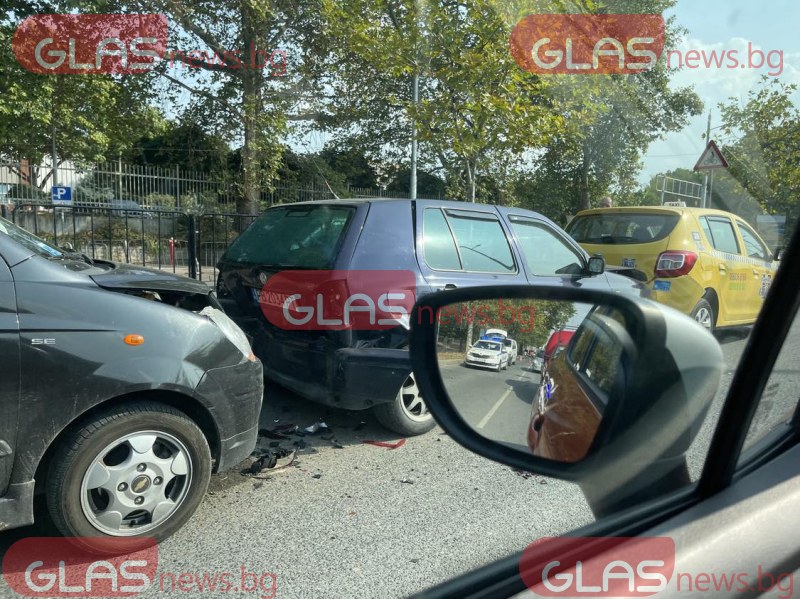 Три коли катастрофираха на булевард в Пловдив  СНИМКИ
