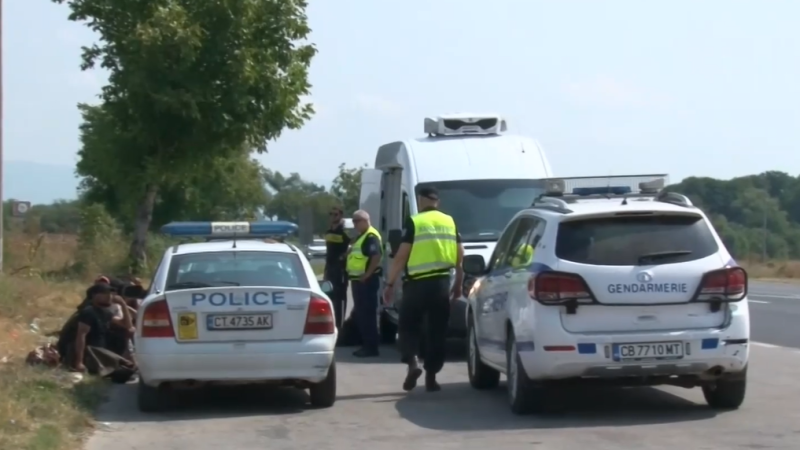 Бус, превозващ над 20 мигранти, е заловен на Подбалканския път.Той