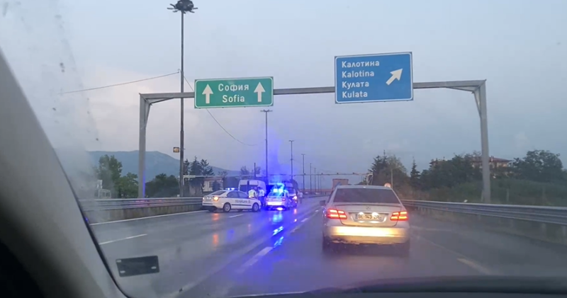 Заловиха група мигранти на входа на София ВИДЕО