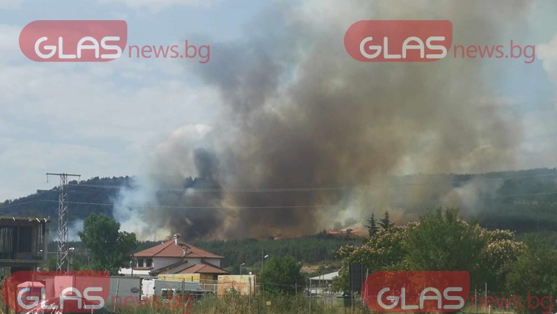 6 екипа огнеборци се борят с пожара в землището на Михилци ВИДЕО