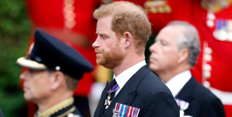Експерт: Принц Хари оплешивява заради кавги с кралското семейство