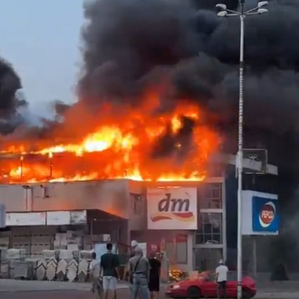 Голям пожар е избухнал в търговска сграда в Гоце Делчев
