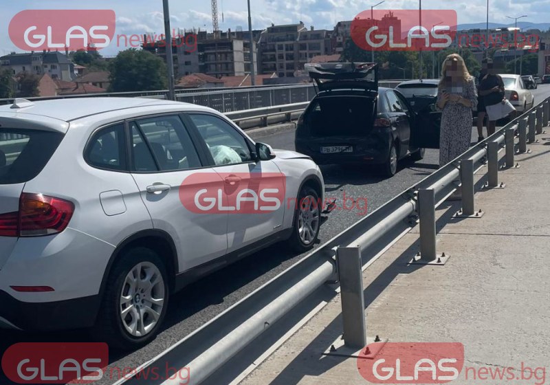 Четири коли се блъснаха на мост в Пловдив СНИМКА