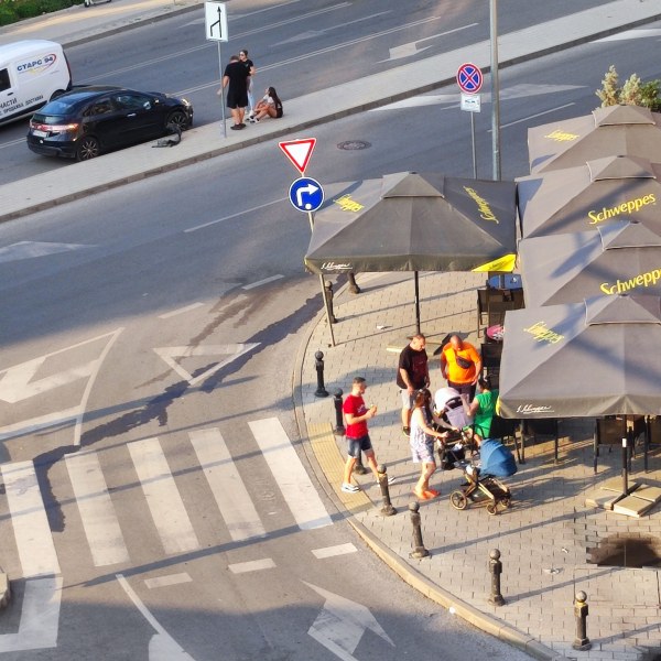 Майка с количка се размина на косъм от меле на кръстовище в Пловдив