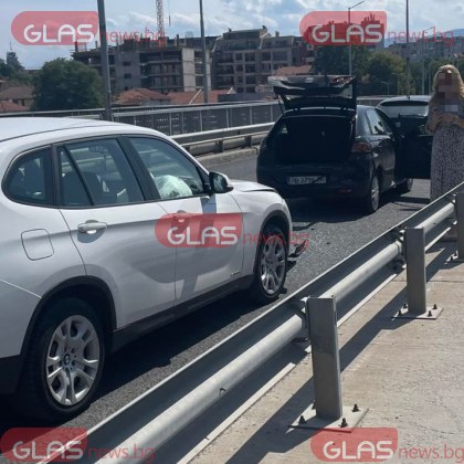 Верижна катастрофа стана преди минути в Пловдив Четири леки автомобила