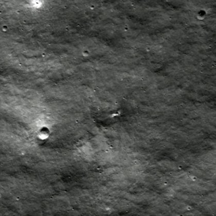Космическият апарат Лунар рикънисънс орбитър на НАСА засне нов кратер