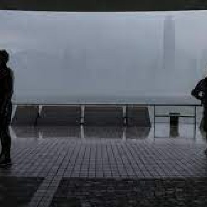 Хонконг затвори днес фондовата си борса и училищата и отмени