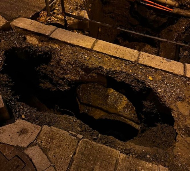 На път за работа: Млад мъж пропадна в дълбока дупка СНИМКИ