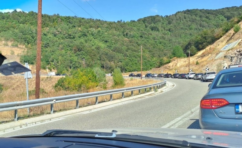 Километрично задръстване от автомобили в посока Гърция. Тапата на автомагистрала