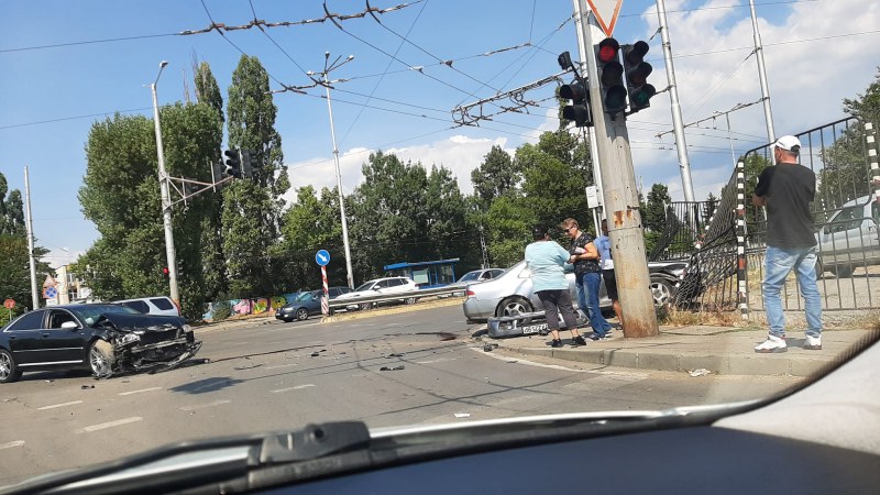 Кола се вряза в метални ограждения след катастрофа СНИМКИ