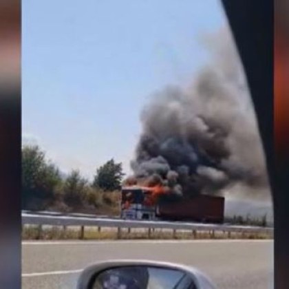 Товарен автомобил се е самозапалил на автомагистрала Струма Инцидентът е