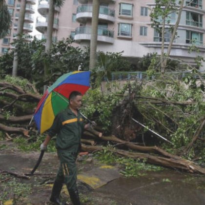 Тайфунът Саола удари Южен Китай обявена е максимална степен на